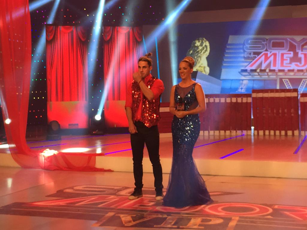 tcsoyelmejor's tweet photo. ¡Increíble! @TitoGomez10 se queda con 2 estrellas. ¿Qué pasó con sus fans? Él bailó "Tecnocumbia". #ComoLosVIPninguno http://t.co/zESMDFZduU