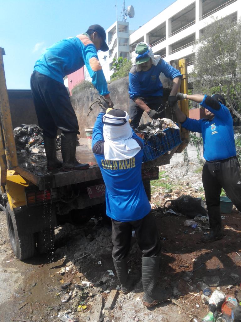 satgas_SDA's tweet photo. Satgas banjir regu pancoran mas membersihkan kali cabang timur (belakang itc) http://t.co/NJiRPOqmch
