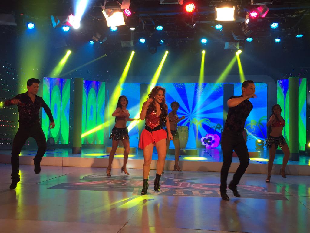tcsoyelmejor's tweet photo. Definitivamente Jazmín es, ¡"La Tumbadora"! Hoy, ella se despide del programa con su último show. #ComoLosVIPninguno http://t.co/a2eMBanDdn