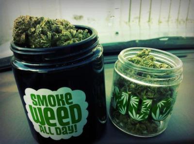 dori_kirk's tweet photo. Perfect gift 👏👌 #jar #govgreen #redeyes #goodstock #blunts #makeit420 #rolling 🌿 http://t.co/i96SWMwgig
