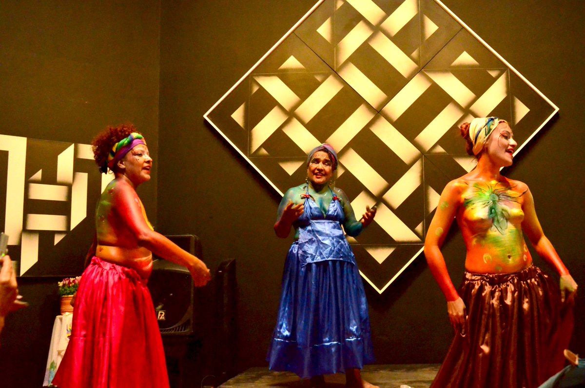 Carnavalenguas's tweet photo. #somosartistas con @ANMujeres recordando nuestra participación en @MuseoRayo encuentro de mujeres poetas 2015 http://t.co/LpveAy6JJo