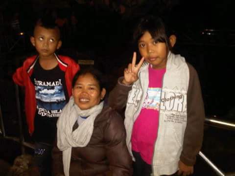 gunungindonesia's tweet photo. 3 anak Gendhon AGL tmsk 7 pendaki remaja yg hilang di Lawu
Revi(18)-Abdul(8)-Sasi (11) mengapit ibunya. @LeopoldAdam http://t.co/9tt62VPCjp