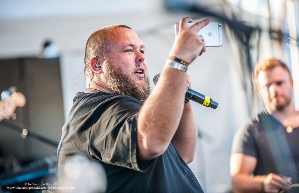 VelaGeo_'s tweet photo. Awesome moment @TheRealBigSmo @hadencarpenter when Smo called his mom from the stage #Praying4Mom #kinfoke http://t.co/ISLq4e6tBG