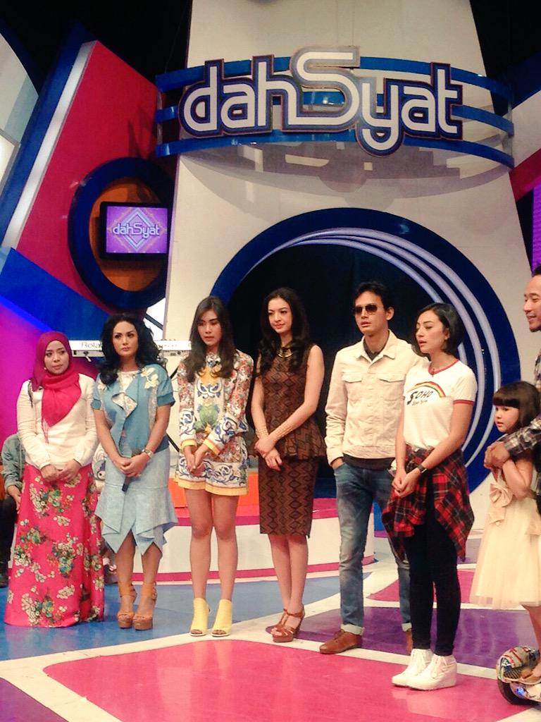 MDMusic_ID's tweet photo. Keseruan Krisdayanti &amp; pemain @SurgaTheMovie di @dahSyatMusik😉

@ralineshah @realfedinuril 

#SurgaYangTakDirindukan http://t.co/UqTfJOm7HY