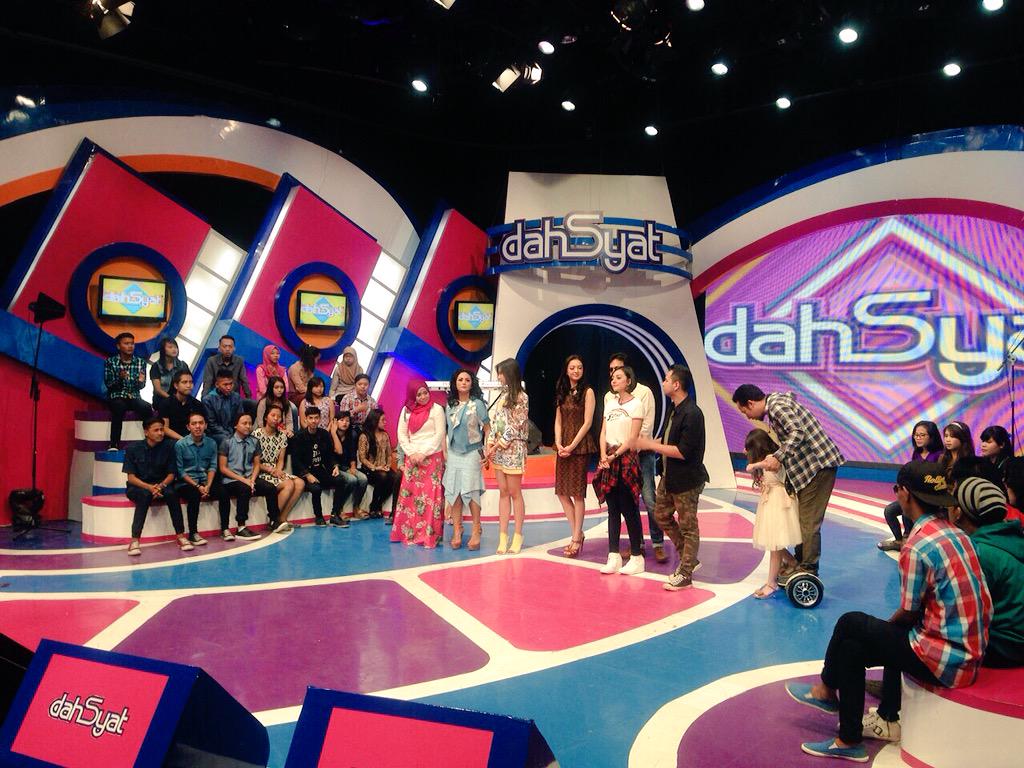 MDMusic_ID's tweet photo. Keseruan Krisdayanti &amp; pemain @SurgaTheMovie di @dahSyatMusik😉

@ralineshah @realfedinuril 

#SurgaYangTakDirindukan http://t.co/UqTfJOm7HY