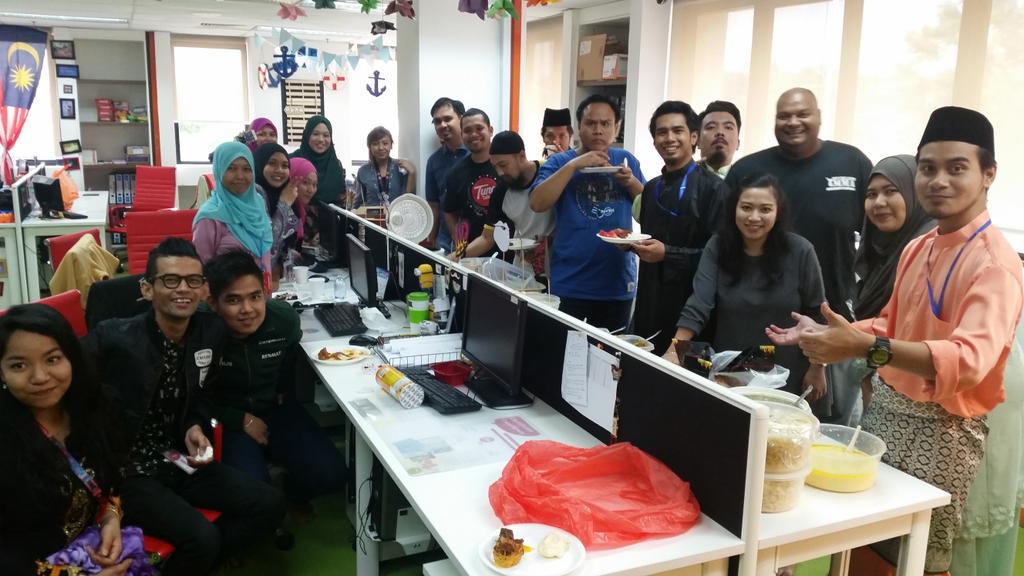 TuneTalk's tweet photo. Kami dah food coma kat office ni. Terima kasih Customer Care Dept, makanan semua sedap2! #SyawalSW4G 😊😘 http://t.co/gn8ggEPuaz