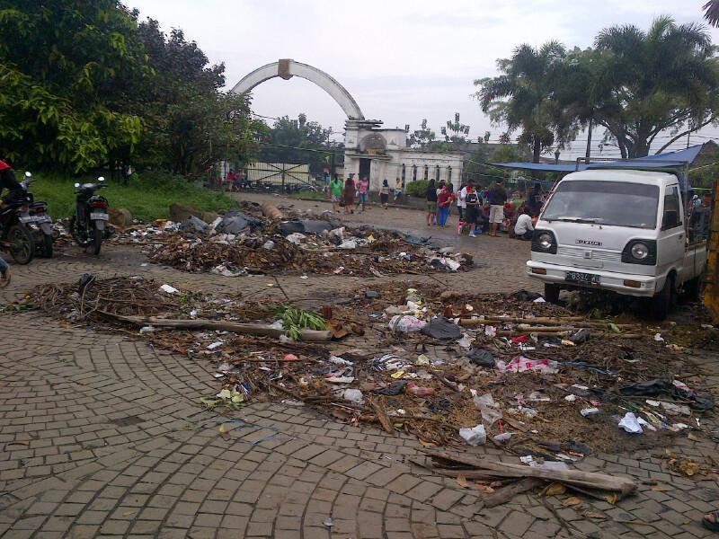 infobdg's tweet photo. Dua Bulan tak Terangkut, Sampah Menumpuk di Tegallega http://t.co/1HytVAiOp0 #infoBDG http://t.co/GxD2Lnd70s