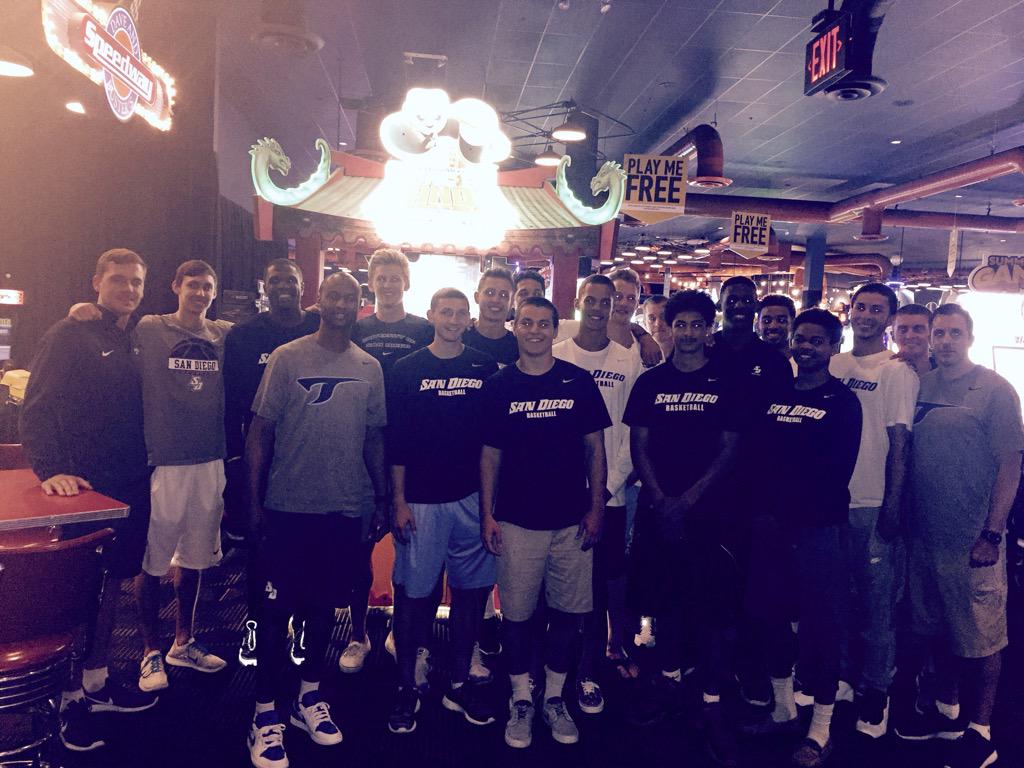 usdmbb's tweet photo. Great time having dinner with the guys tonight! #GoToreros http://t.co/FcN9inPhmj