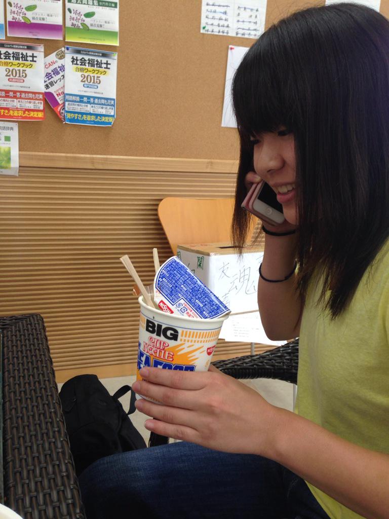 bdfgm614's tweet photo. カップヌードルのお問い合わせセンターに電話しとるwww http://t.co/qBWmGGzyl9