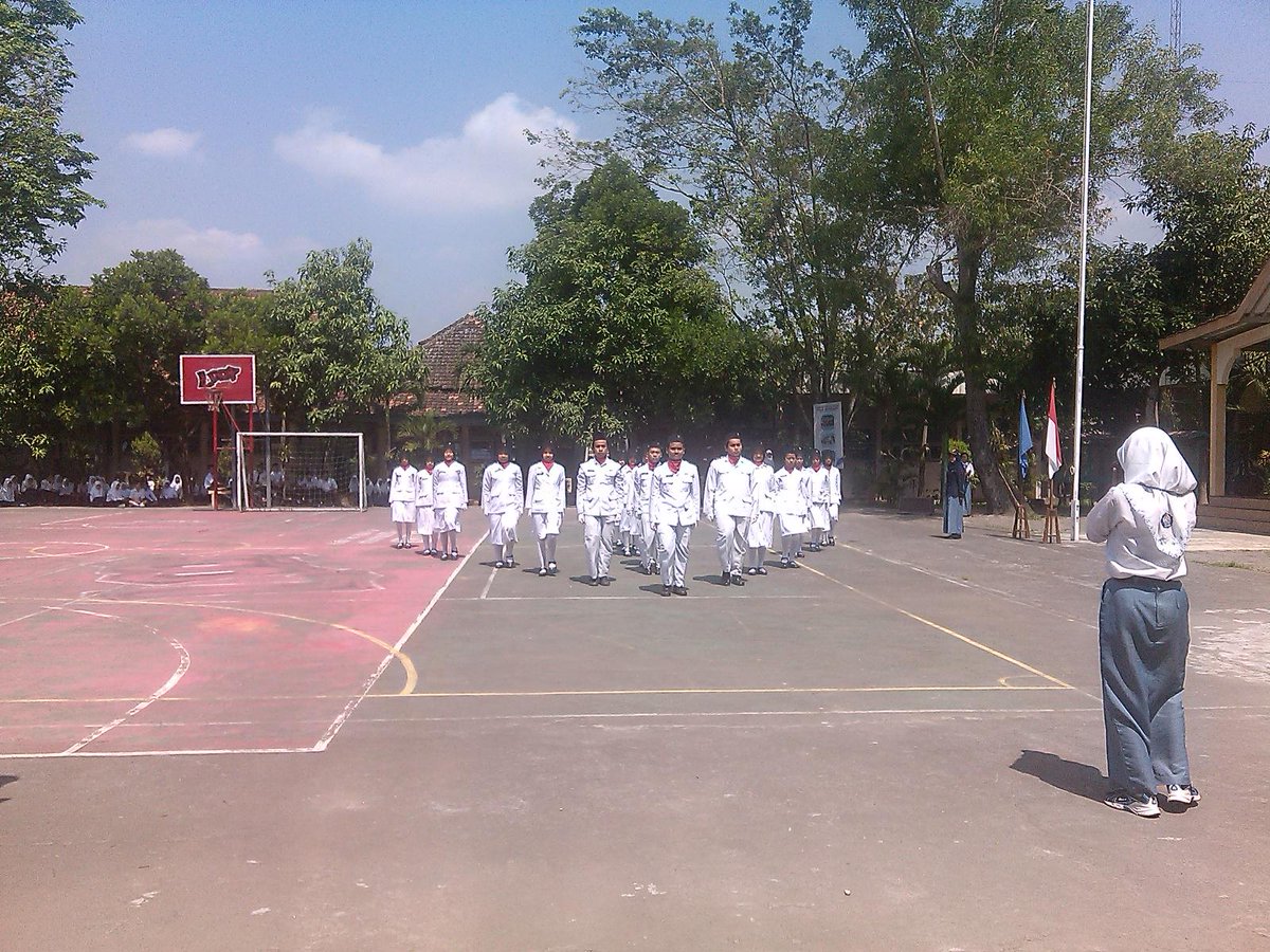 TontiSMAGO's tweet photo. Penampilan tonti smago. Keren!!!!! @SmagoYK @smago17 http://t.co/yLnUbYA3kc