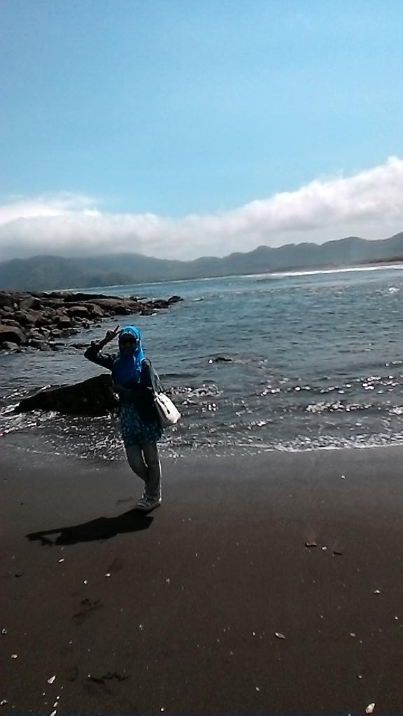 HestyNoona's tweet photo. Sometime sea is the best place to your holiday, don't worry to feel happy and laugh!! 😄 
"Life is your adventure" http://t.co/UKR5B8m52W