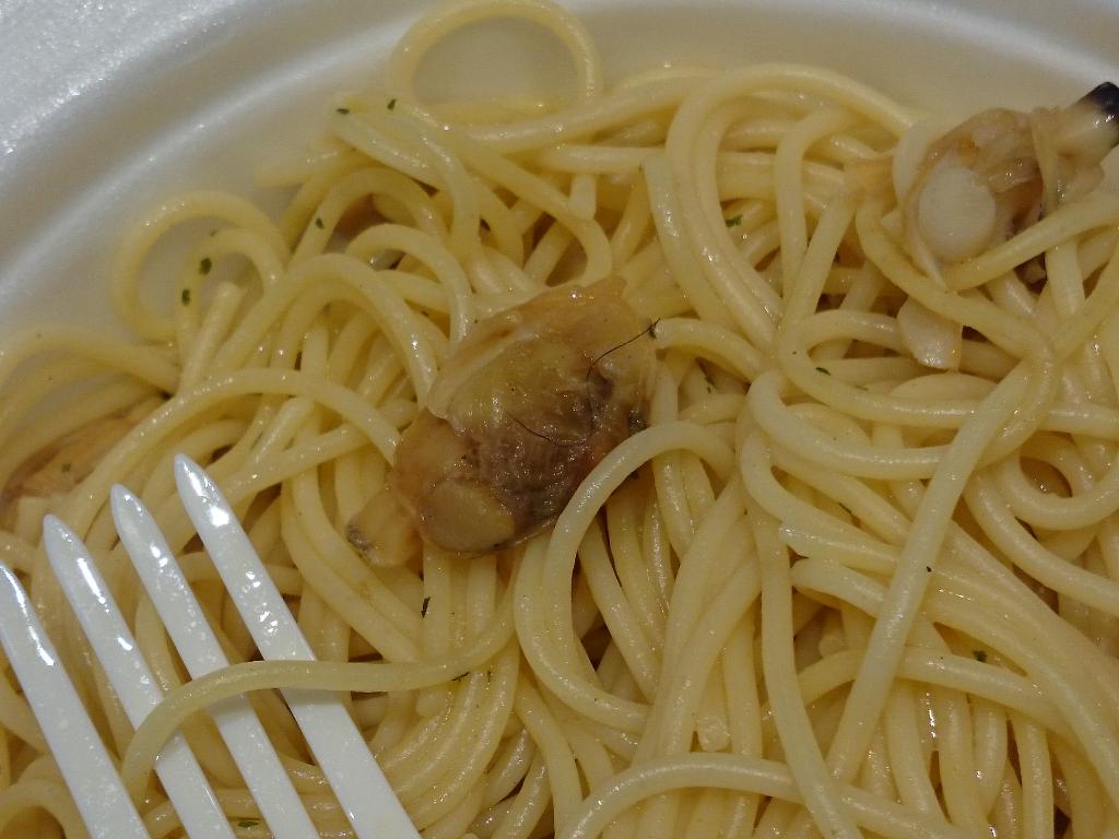 mocaneko's tweet photo. セブン_イレブンで購入したボンゴレ！アサリに髪の毛が貼り付いてた(￣^￣) 貴重な昼休み削って購入店で返金してもらって違うの買ってきたけど、HPで苦情を言おうと思ったら「この件について回答する？・しない？」って質問があった。変だろう！ http://t.co/SJnRtngtOO