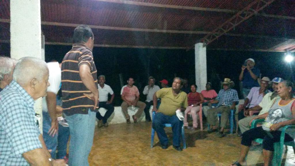 RebaZambrano's tweet photo. Asamblea en El Tablón Municipio #Pampan #Trujillo trabajando en unidad con @CAndresGonzalez candidato lista. #6D #AN http://t.co/fWl2i7wmRn