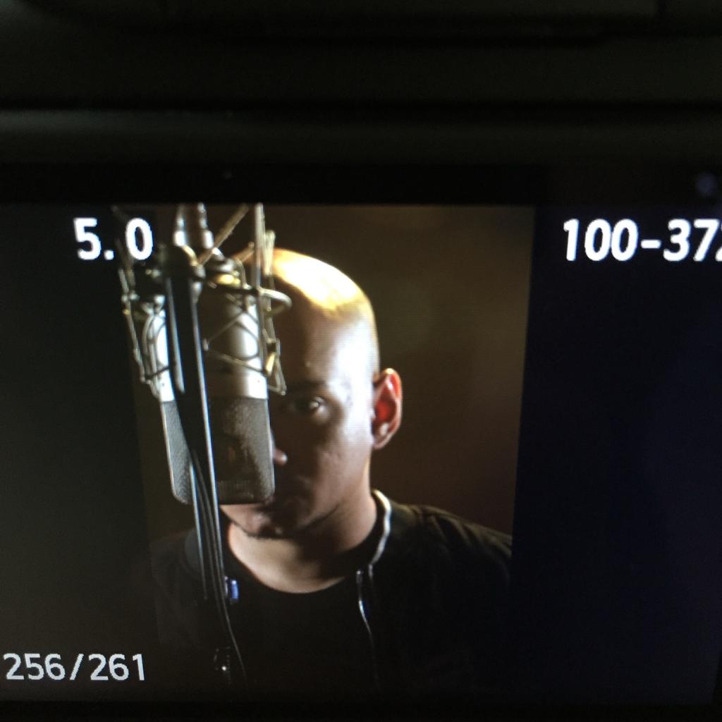 umusicindonesia's tweet photo. .@HuseinIDOL8 di pembuatan  #MenangisTanpaAirMataMV @official_HFO http://t.co/6UfgIN9q4R