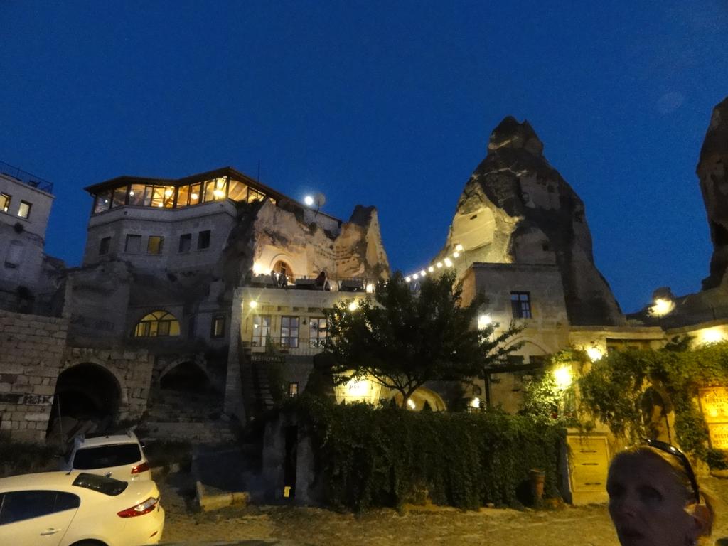 In den frühchristl. Felsenhöhlen von Göreme betreiben 2000 Einwohner ca. 200 Hotels, Restaurants und Geschäfte