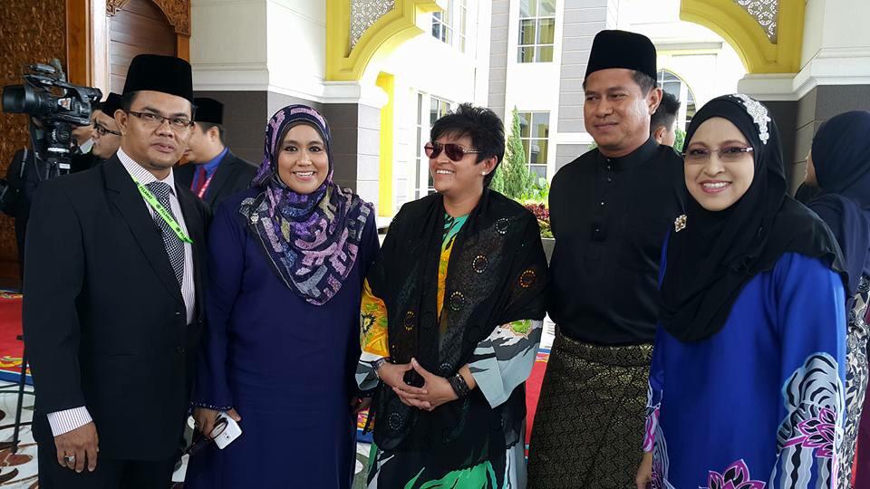 PuteriUMNOMy's tweet photo. Foto YB Dtk @emysamsudin di Majlis Istiadat Mengangkat Sumpah sebagai Timb. Men. Pelancongan dan Kebudayaan Malaysia. http://t.co/LoBliGWtdL