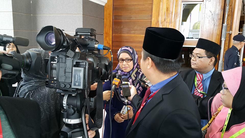 PuteriUMNOMy's tweet photo. Foto YB Dtk @emysamsudin di Majlis Istiadat Mengangkat Sumpah sebagai Timb. Men. Pelancongan dan Kebudayaan Malaysia. http://t.co/LoBliGWtdL