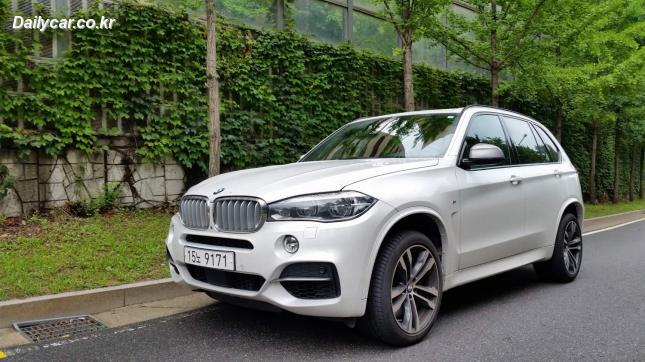 allrightcar's tweet photo. [올라잇카 매거진 > 중고차 시승기]
BMW X5 m50d, 경제적으로 즐기는 M파워
http://t.co/h5uVO4RlOH http://t.co/Ku096ldszi