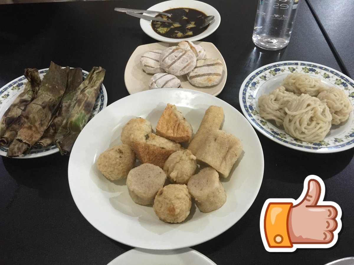 Jajanan sore menjelang malam, maknyosss (@ Pempek Asiong in Jambi) swarmapp.com/c/3EiU1aIxb71