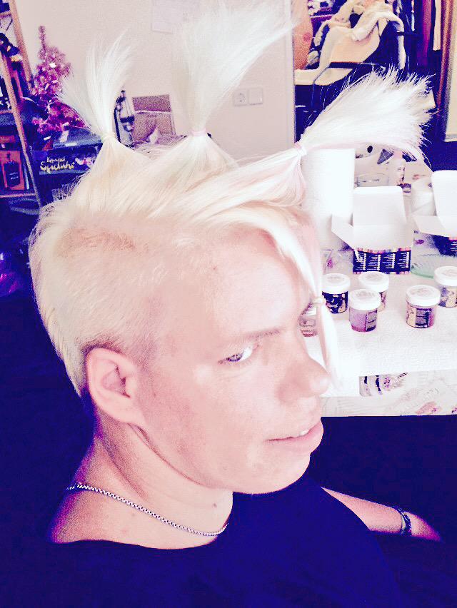 RolliFraeulein's tweet photo. #kurzhaarrapunzel #behindthescenes #eswirdbunt http://t.co/BvTDJMMkY2