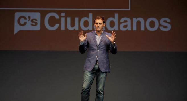 Schuma78's tweet photo. ¡CONFIDENCIAL! Última encuesta encargada por el PP:
PP:25%
PSOE:25%
C´s:18% 💪
Podemos:16%
vía http://t.co/TUomq9uGiW http://t.co/Wz4FHsWVJd