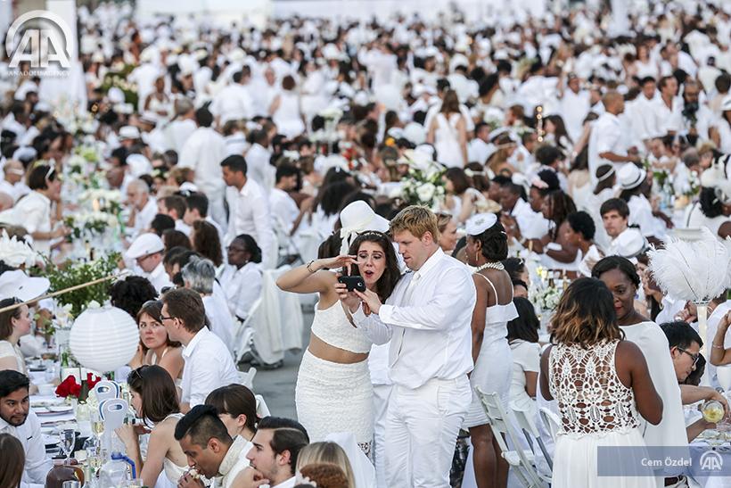 Participants dressed in white on #DinerEnBlanc #dinner in white at Pier 26 on banks of #HudsonRiver #NewYork #USA #AA