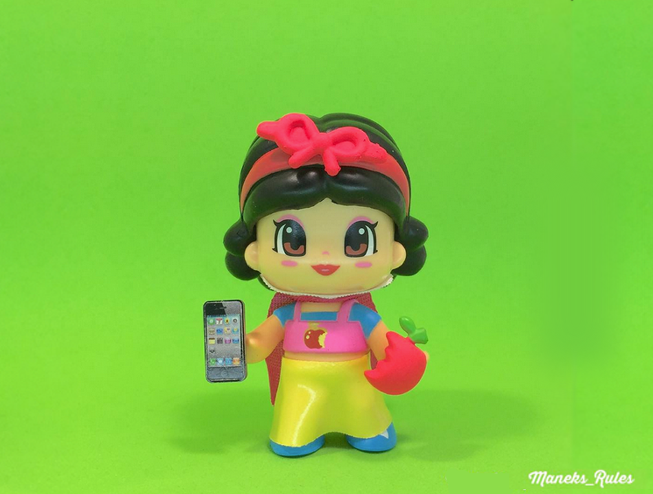FamosaToys's tweet photo. "Apple Addiction"Lovely and original pic from @Maneks_Rules with our little Snow White #Pinypon :) http://t.co/pRrHz6Fd4m