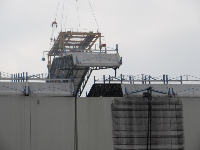 fukushimaleakx's tweet photo. [Photo] Tepco started removing the cover of Reactor 1 b... http://t.co/rdMcpOZq72 via @FukushimaDiary #Fukushima http://t.co/cppKWJAgPx