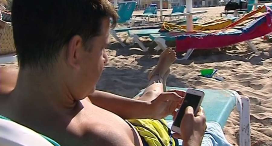 antena3com's tweet photo. Un 30% de españoles no consigue “desconectar” ni en vacaciones ▶️ http://t.co/CWiDGAcxug http://t.co/sV9OmwXIMm