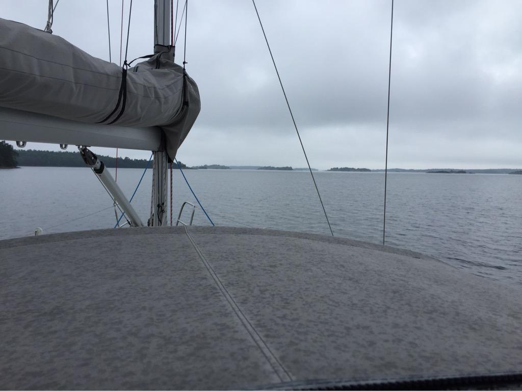 Vi kämpar på i regnet genom den vackra östgötaskärgården. Ganska ödsligt... #Correnregn @Correnpunktse