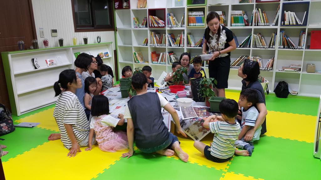 정자2동주민센터 도서.장난감 놀이터에서 아이들 원예치료를 실시했습니다. 식물의 소중함을 알고 친해지고 집중력을 향상시키는데  도움이 된대요.~~