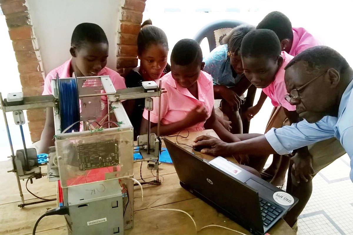 buzz_africa's tweet image. Sur Buzz Africa une belle opération #Woelab sensibilise les jeunes Togolais à l'impression 3D buzz-africa.com/technologies/2…