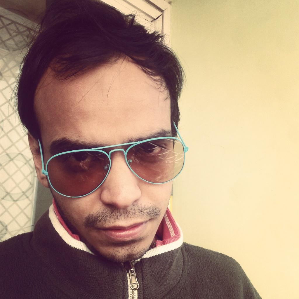 arunraheja93's tweet photo. @getvee I am that kind of a person who loves wearing different shades! ;) #WhatsYourKind http://t.co/xVj8nGNUSH
