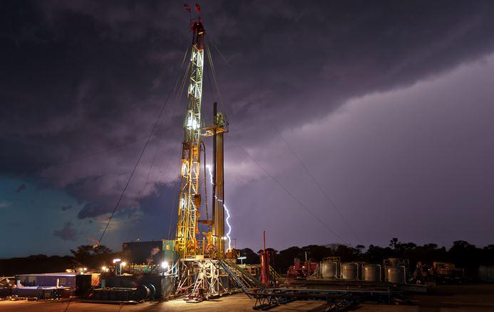 Thisisuganda_'s tweet image. Lightning Strike behind an Oil rig in Murchison Falls National Park. its Raining, #ThisisUganda 
via bluesplayer