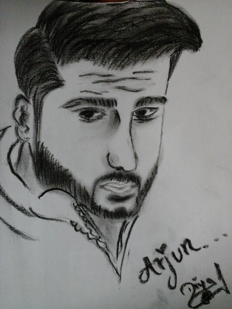 ArjunKapoorCafe's tweet photo. @arjunk26  A fine sketch by Fan @dayadiya2 on your old DP..😊 Amazing👍💖 #FanArt http://t.co/6qZaJDJlRQ