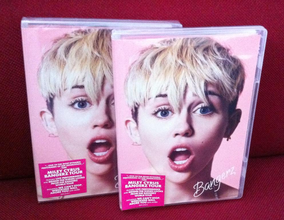 SonyMusicID's tweet photo. Smilers @MileyCyrusIndo sudah punya belum DVD @MileyCyrus Bangerz belum? Sudah tersedia di music store lho http://t.co/UjMBqfOnXI