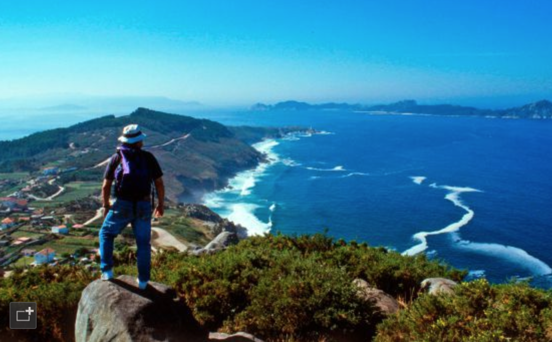 paconadal's tweet photo. Un mirador sobre las Cíes http://t.co/00MV9oOH0O vía @ElViajero_Pais http://t.co/JOy7ROAOin