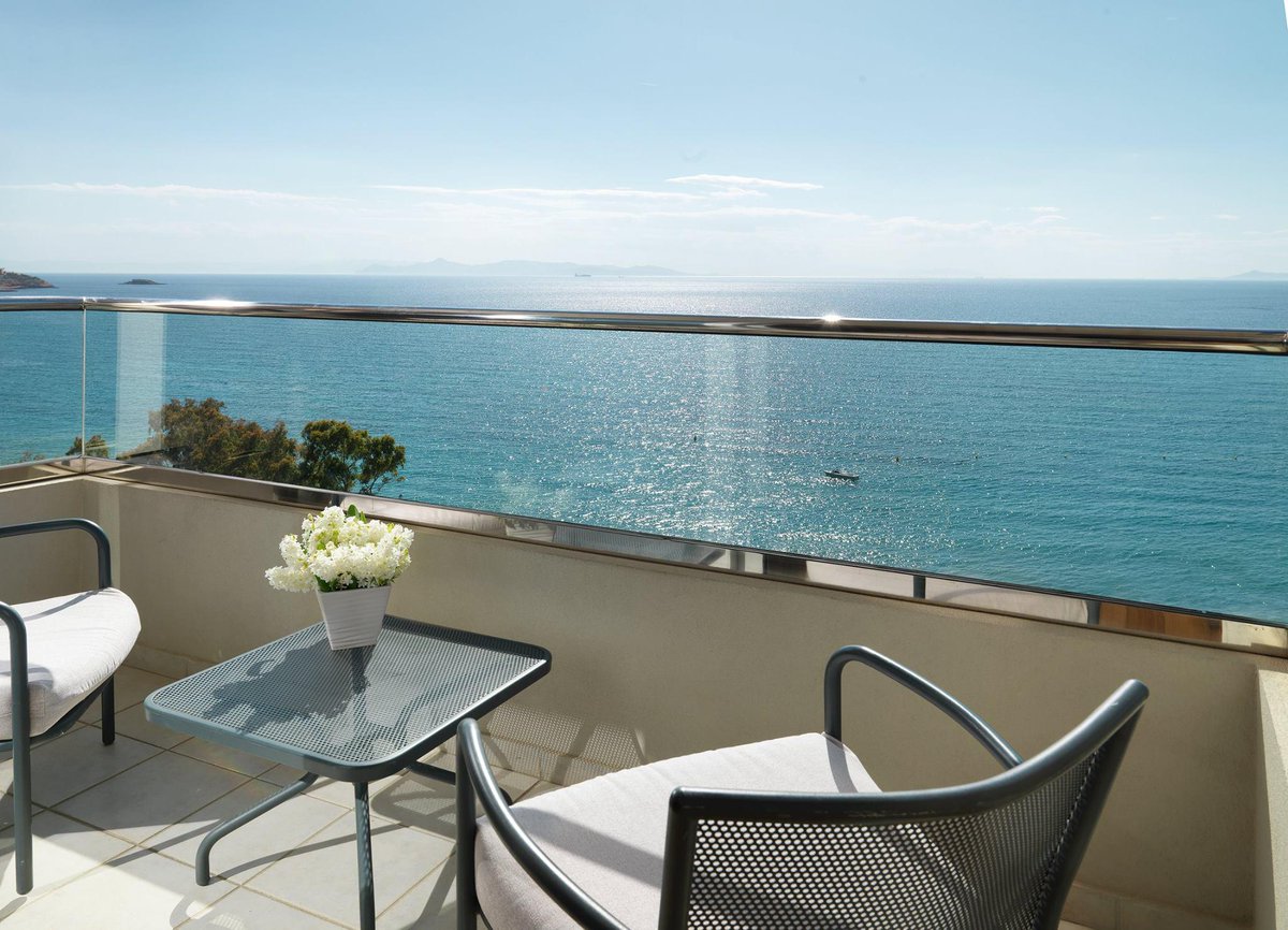 DivaniApollon's tweet photo. Admire the endless #blue of the #sea spreading in front of your eyes at our Deluxe #Suite! #DivineViews http://t.co/68g16rbQFI