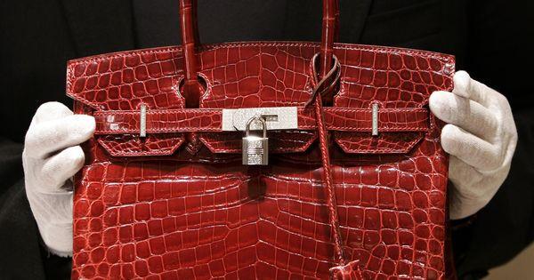 lemondefr's tweet photo. Jane Birkin demande à Hermès de débaptiser un sac en crocodile à son nom http://t.co/gFW60A1HWB http://t.co/9ZrLTuSnaQ