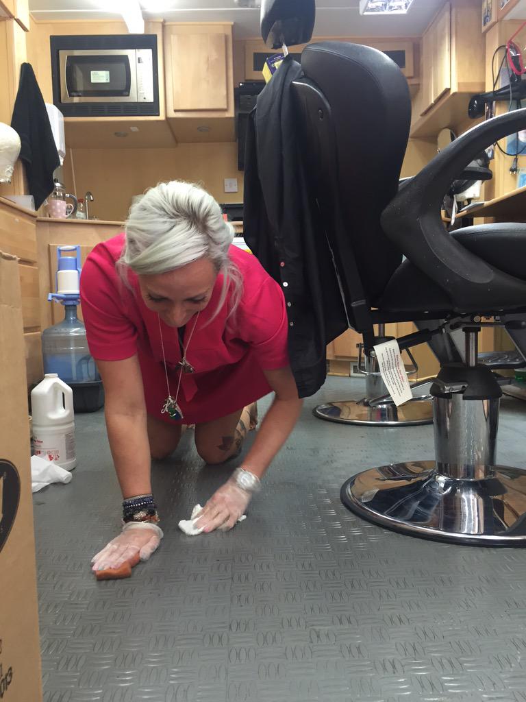 smudgefy's tweet photo. @KatiePickles1 #springcleaning #mrselfridge  #makeupmrselfridge #itv #cleaningisglamorous http://t.co/dYAhilF2PS