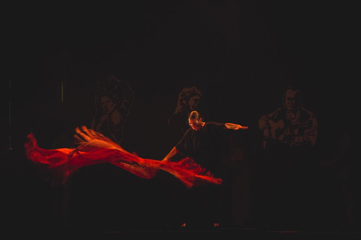santanadeyepes's tweet photo. Lo que hizo ayer @sarabarass con el mantón sólo tiene un nombre... magia. #voces @MadGardenFest http://t.co/t1ZaNN8WJM