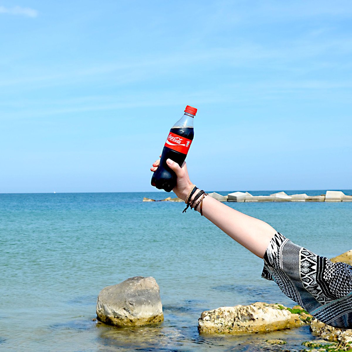 CocaCola's tweet photo. #Sinine #taevas, #selge #vesi ja #külm #cola - kõik, mida vajad ideaalseks puhkuseks! http://t.co/AurXdvjWBR
