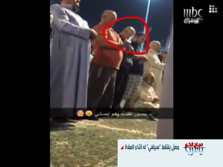 SAYA_Show's tweet photo. مصلى يلتقط سيلفي له وهو يصلي ..ما رأيك في هذا التصرف ؟
#صباح_الخير_يا_عرب http://t.co/Mmt69lbgqz