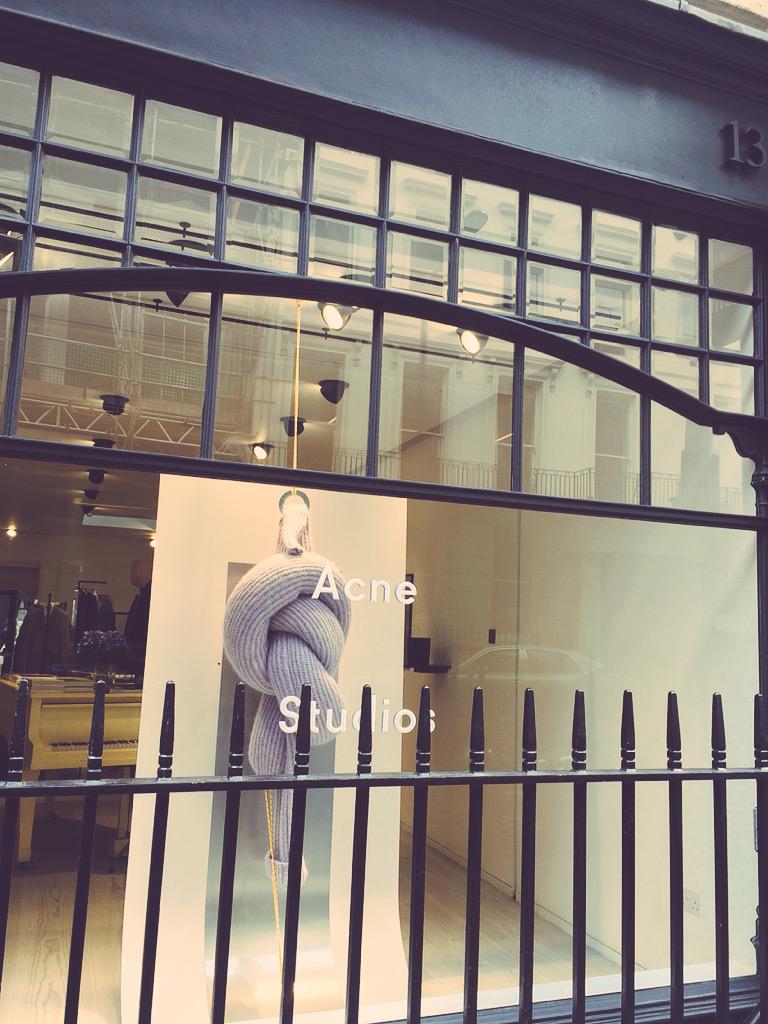 Adrita_8's tweet photo. #minimalism #acnestudios #art #artist #normcore #LCFJuly15 #LCFretailexperience #LCFshortcourses @the_nidus http://t.co/mU9OToOuhM