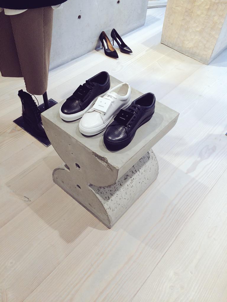 Adrita_8's tweet photo. #minimalism #acnestudios #art #artist #normcore #LCFJuly15 #LCFretailexperience #LCFshortcourses @the_nidus http://t.co/mU9OToOuhM