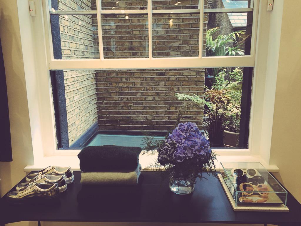 Adrita_8's tweet photo. #minimalism #acnestudios #art #artist #normcore #LCFJuly15 #LCFretailexperience #LCFshortcourses @the_nidus http://t.co/mU9OToOuhM