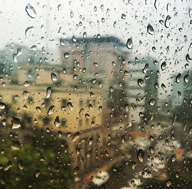 karan11177's tweet photo. @Olacabs Captured first drops of monsoon in my phone in my Ola cab 😊 #FirstTimeOla http://t.co/XmJrpLwBR3