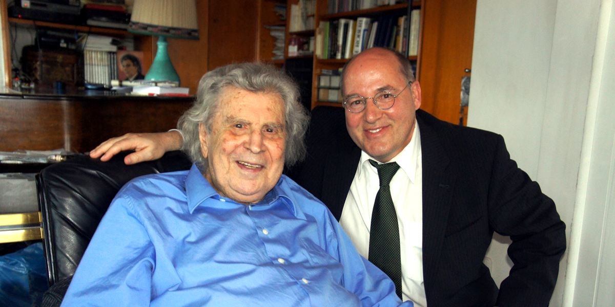 GregorGysi's tweet image. Jamas, MikisTheodorakis! Ich werde heute mit einem guten Wein auf Deinen Neunzigsten anstoßen. bit.ly/1MxfaGR