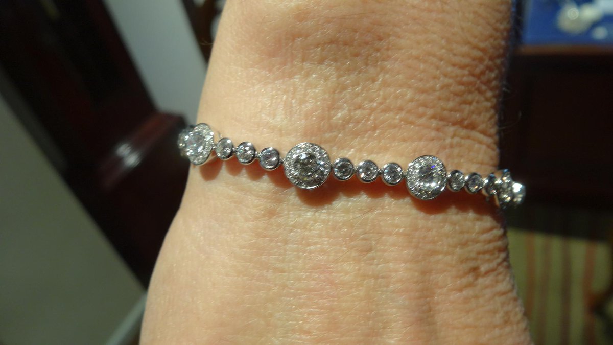 BBDiamonds's tweet image. We just adore this amazing Diamond line bracelet! Visit us and Jazz up your Wednesday! #Midweektreat #Welovediamonds