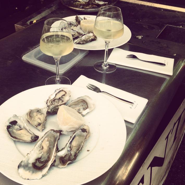 ForkandTalk's tweet photo. If any of you are escaping to Paris for the weekend, this seafood place is clam-tastic!  ---> http://t.co/2XuGD3nZHo http://t.co/g8wRRQmsNK